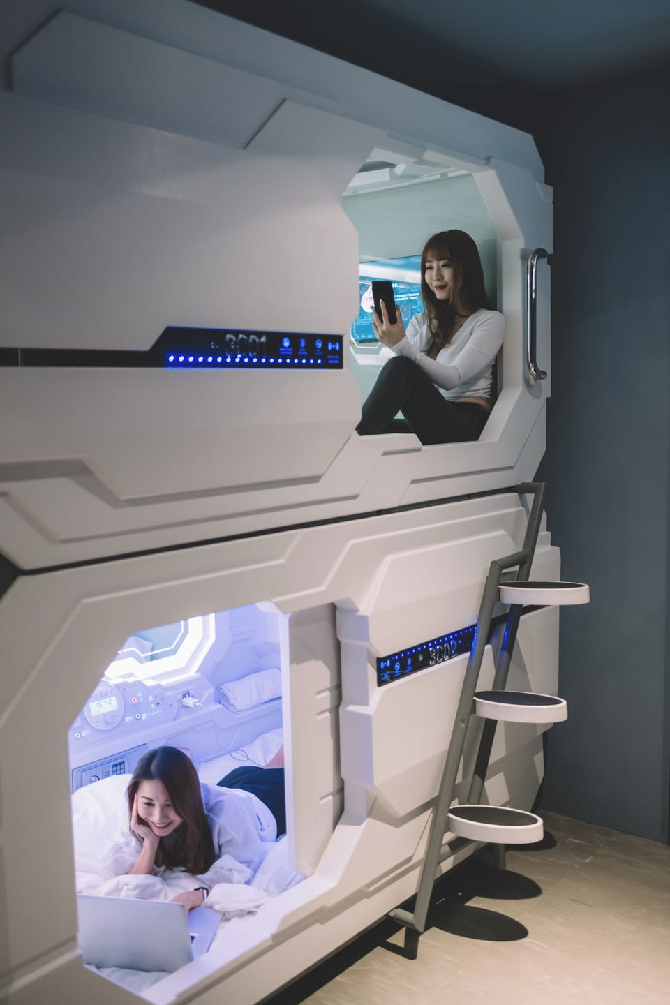 Female Single Capsule | Free WiFi