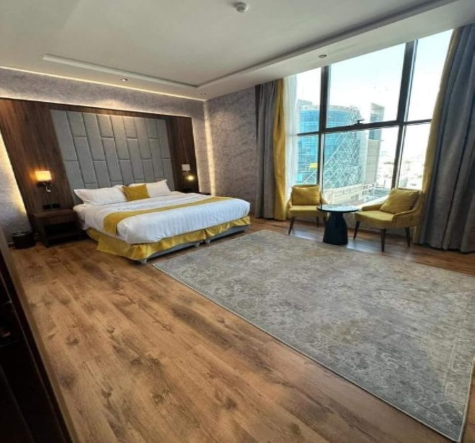 Minibar, desk, laptop workspace, blackout drapes
