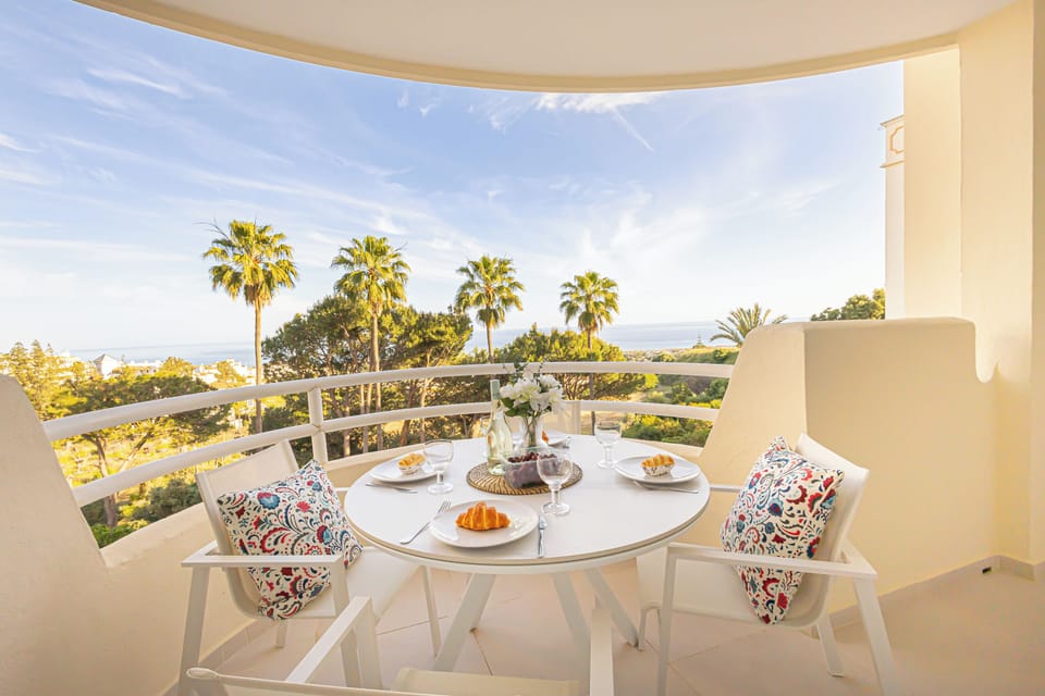 Family Apartment, Multiple Bedrooms, Mountainside (Calahonda Elegance With Pool And Sea) | Terrace/patio