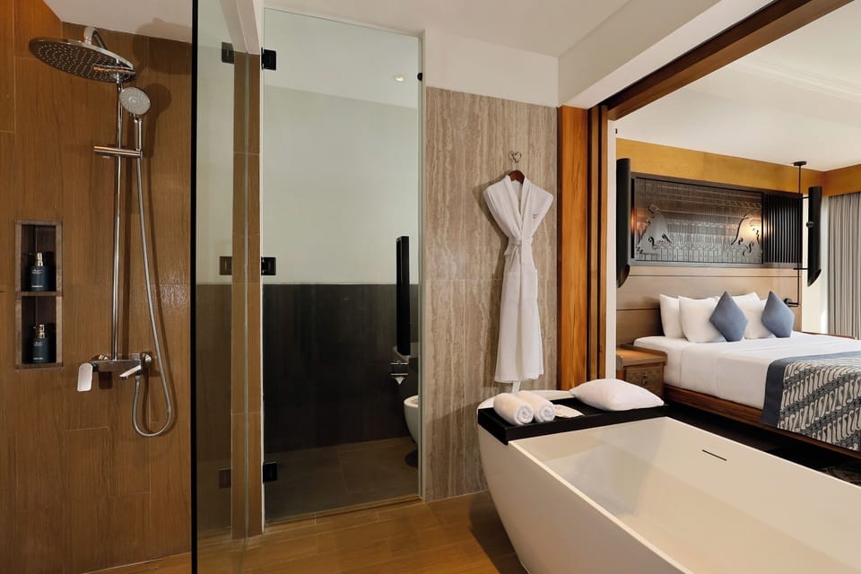 Grand Deluxe Room | Bathroom | Shower, free toiletries, hair dryer, bathrobes