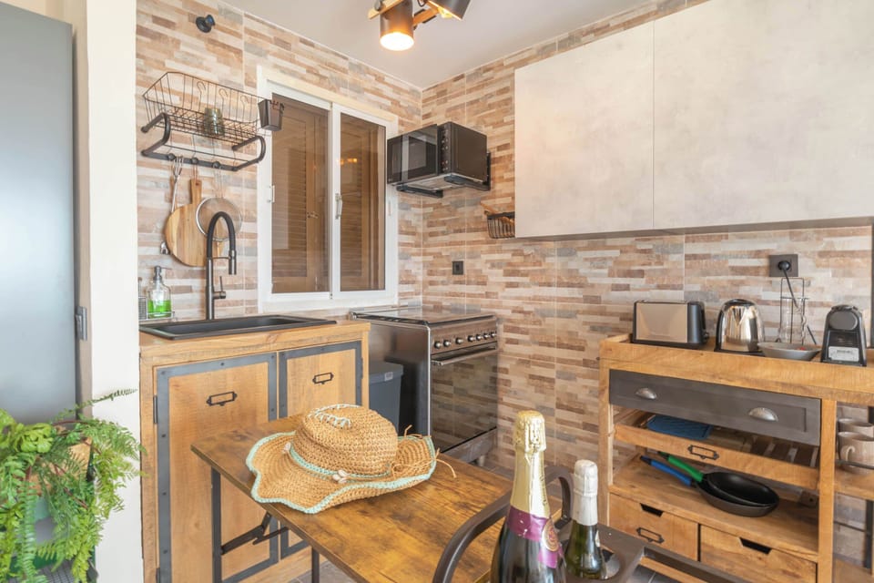 Fridge, oven, stovetop, coffee/tea maker