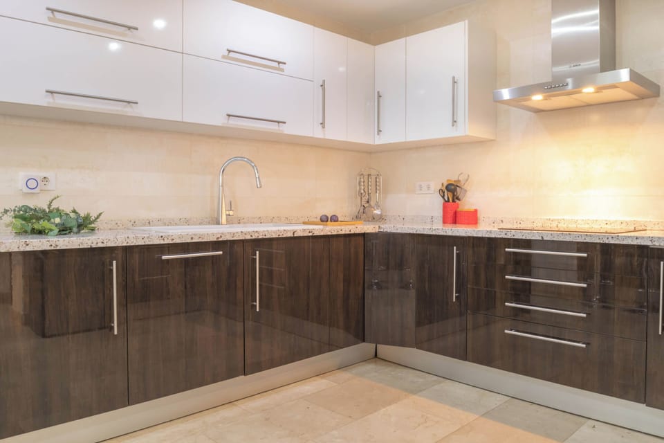 Family Villa, 4 Bedrooms, 2 Bathrooms (Villa Calahonda 700m From Beach With) | Private kitchen