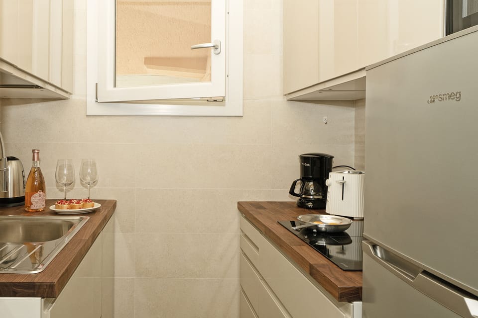 Apartment | Private kitchen | Full-size fridge, microwave, electric kettle, toaster