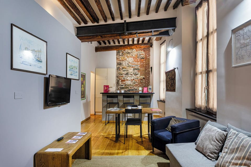 Apartment | Living room | 35-cm TV with digital channels