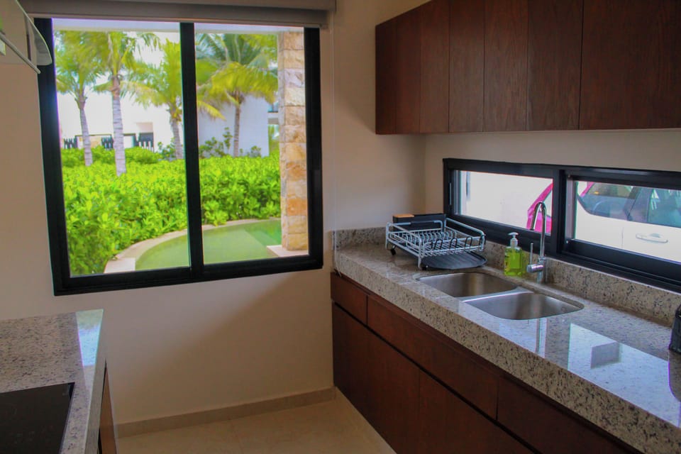 Luxury House | Private kitchen | Full-size fridge, microwave, oven, stovetop