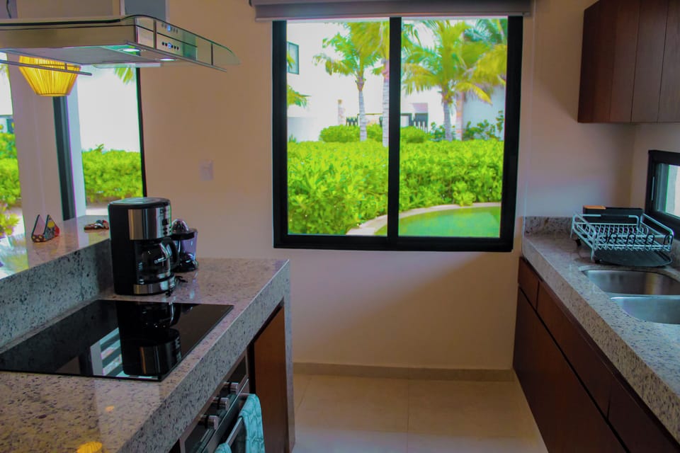 Luxury House | Private kitchen | Full-size fridge, microwave, oven, stovetop