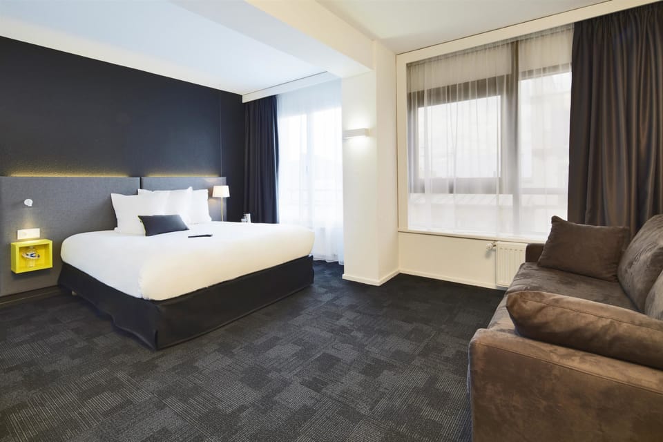 Junior suite, 1 double bed and 1 sofa bed | Desk, soundproofing, free WiFi, bed sheets