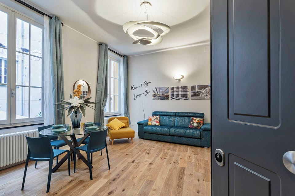 Apartment, Courtyard View | Living area | 35-cm TV with digital channels
