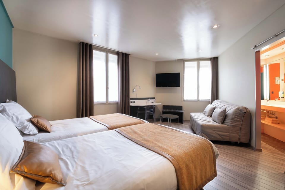Elegant Premium Twin Room | Premium bedding, in-room safe, individually furnished, desk