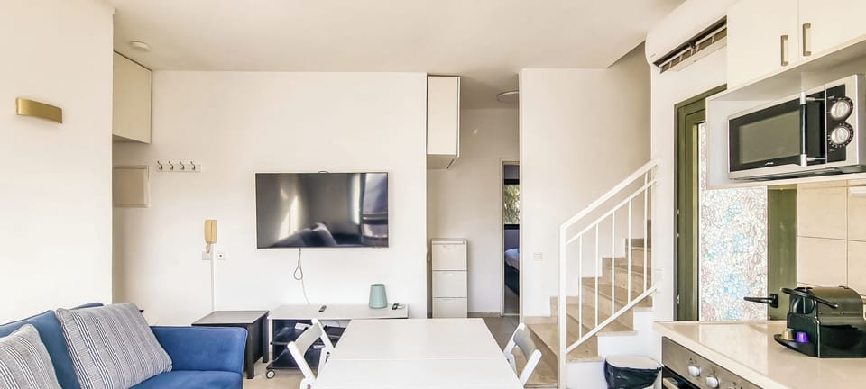 Apartment | Bathroom | Shower, free toiletries, hair dryer, towels