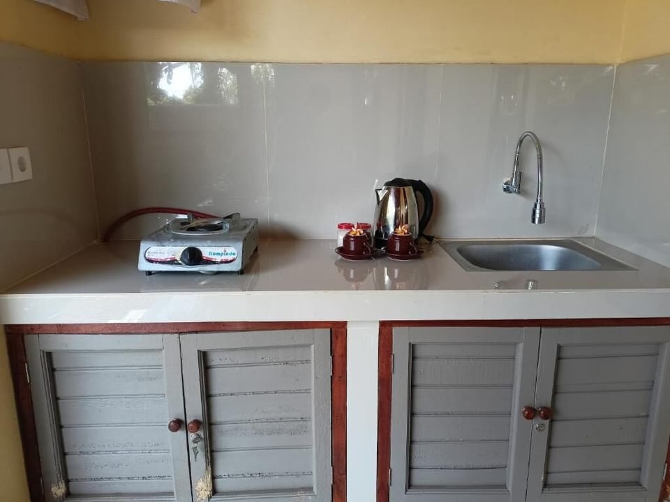 Standard Room | Private kitchen | Mini-fridge, stovetop, dishwasher, electric kettle
