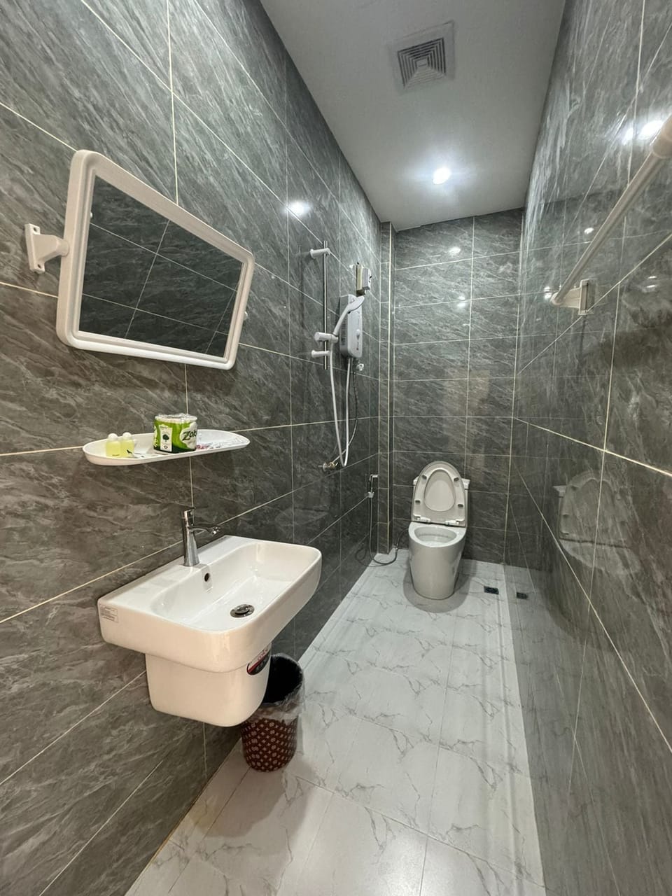 Deluxe Double Room, City View | Bathroom | Free toiletries, hair dryer, slippers, bidet