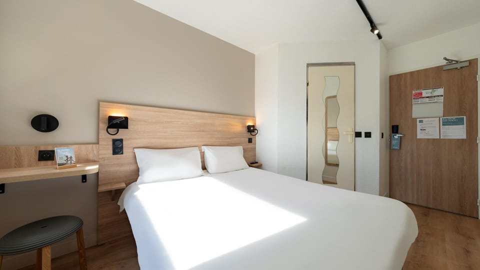 Standard Double Room, 1 Double Bed | Desk, iron/ironing board, bed sheets