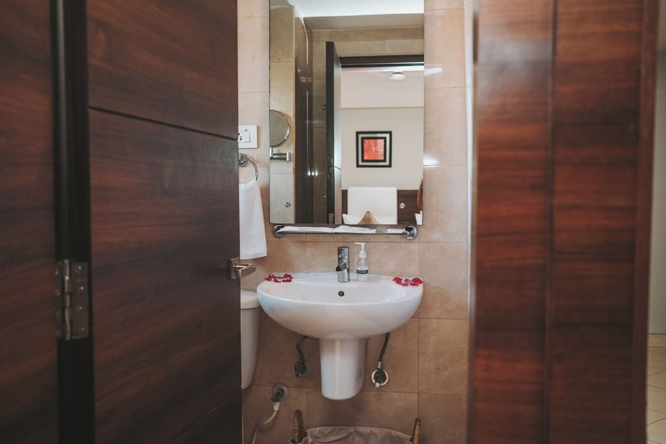 Deluxe Room | Bathroom | Shower, free toiletries, hair dryer, slippers