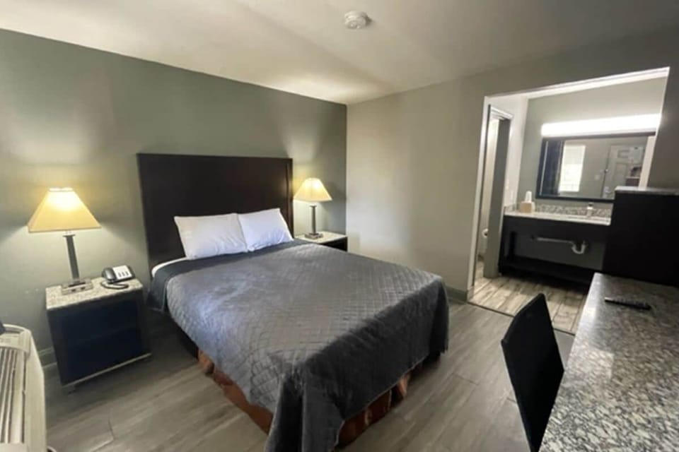 Economy Room, 1 Queen Bed | Desk, laptop workspace, soundproofing, free WiFi