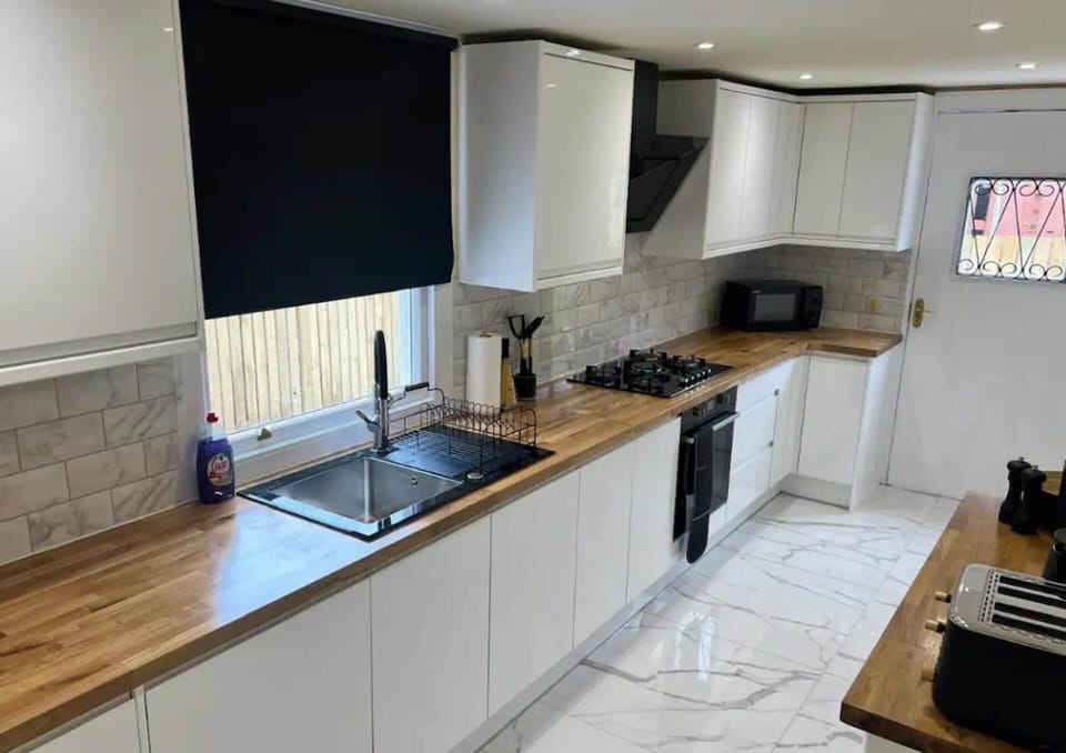 House | Private kitchen | Fridge, microwave, oven, stovetop