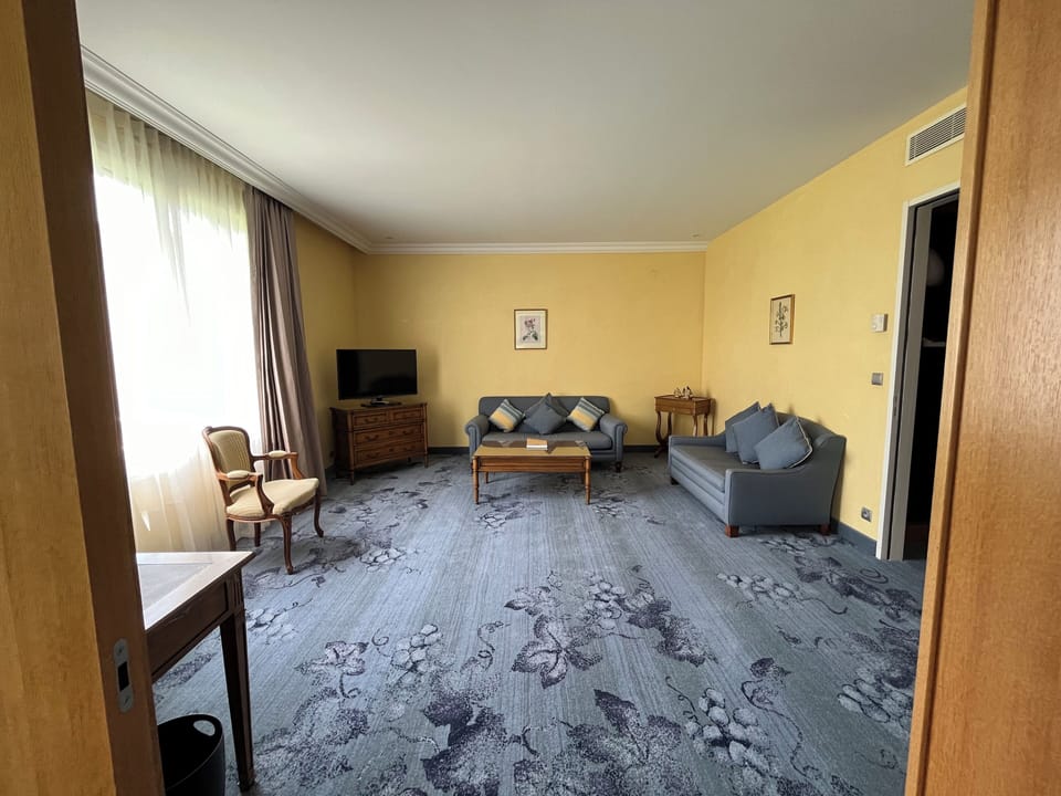 Suite | Premium bedding, minibar, individually decorated, individually furnished