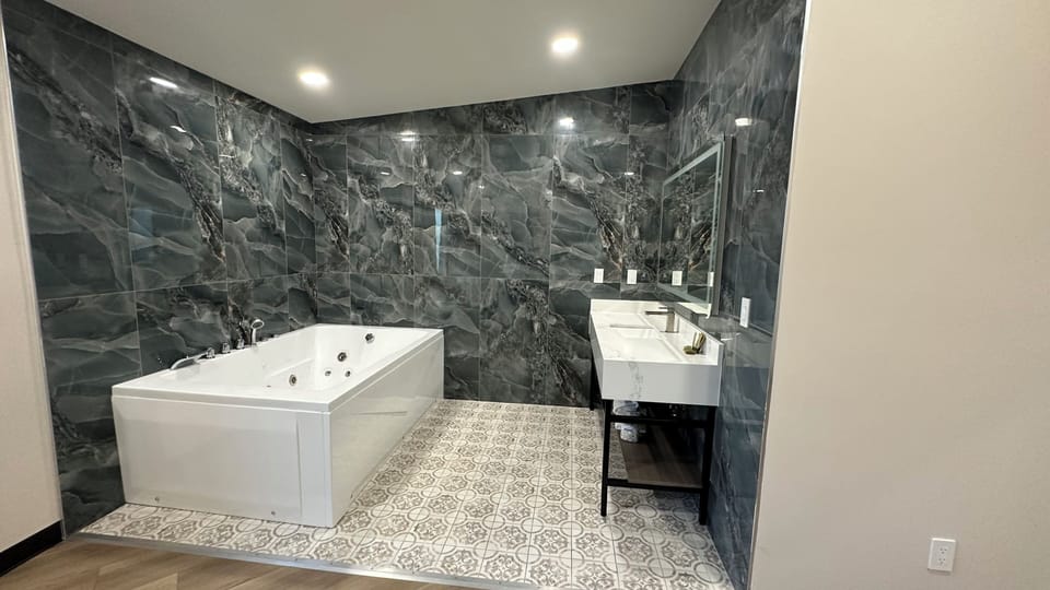 King Bed, Jetted Tub | Desk, laptop workspace, blackout drapes, iron/ironing board