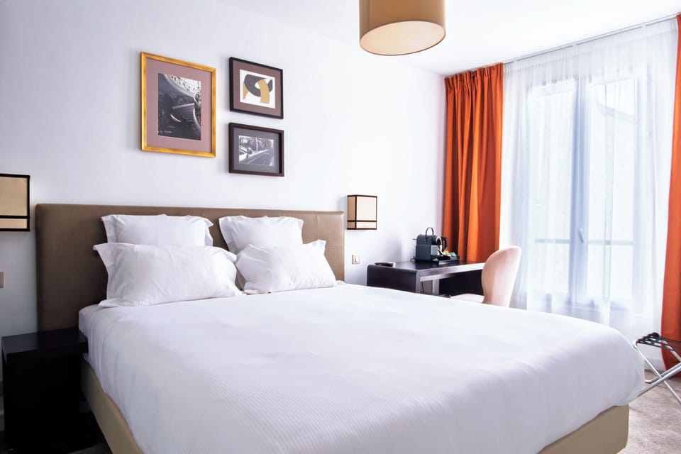 Deluxe Double Room | Individually furnished, blackout drapes, free WiFi, bed sheets