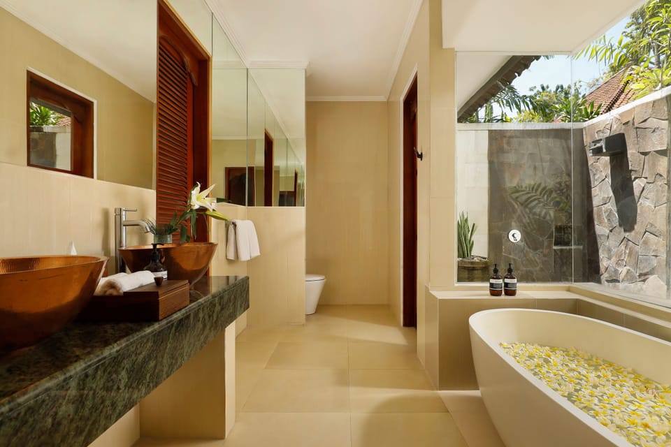 Signature Duplex, 2 Bedrooms | Bathroom | Hair dryer, towels