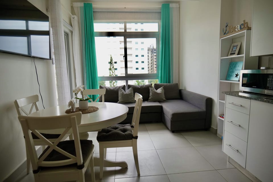 Comfort Apartment, Beach View | Living area