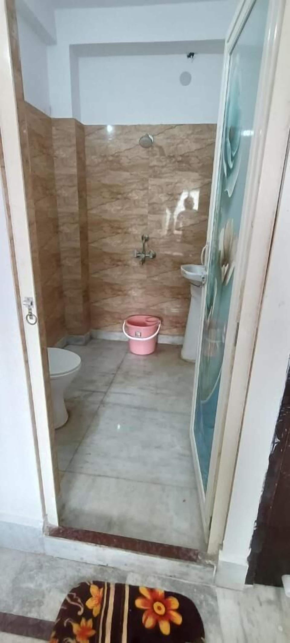 Shower, free toiletries, towels, toilet paper