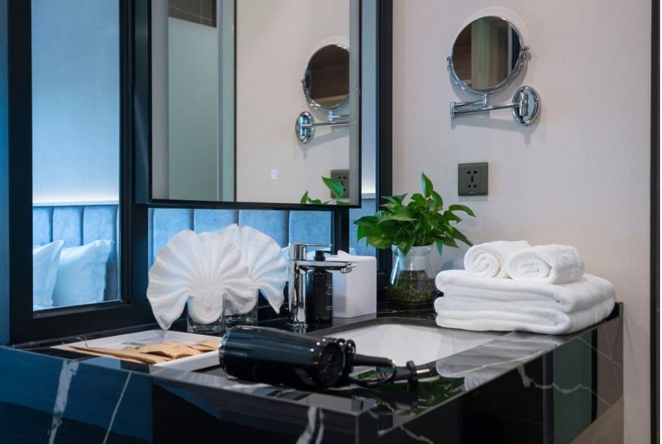 Superior Room, 2 Twin Beds, Hill View (Garden) | Bathroom | Separate tub and shower, hydromassage showerhead, designer toiletries