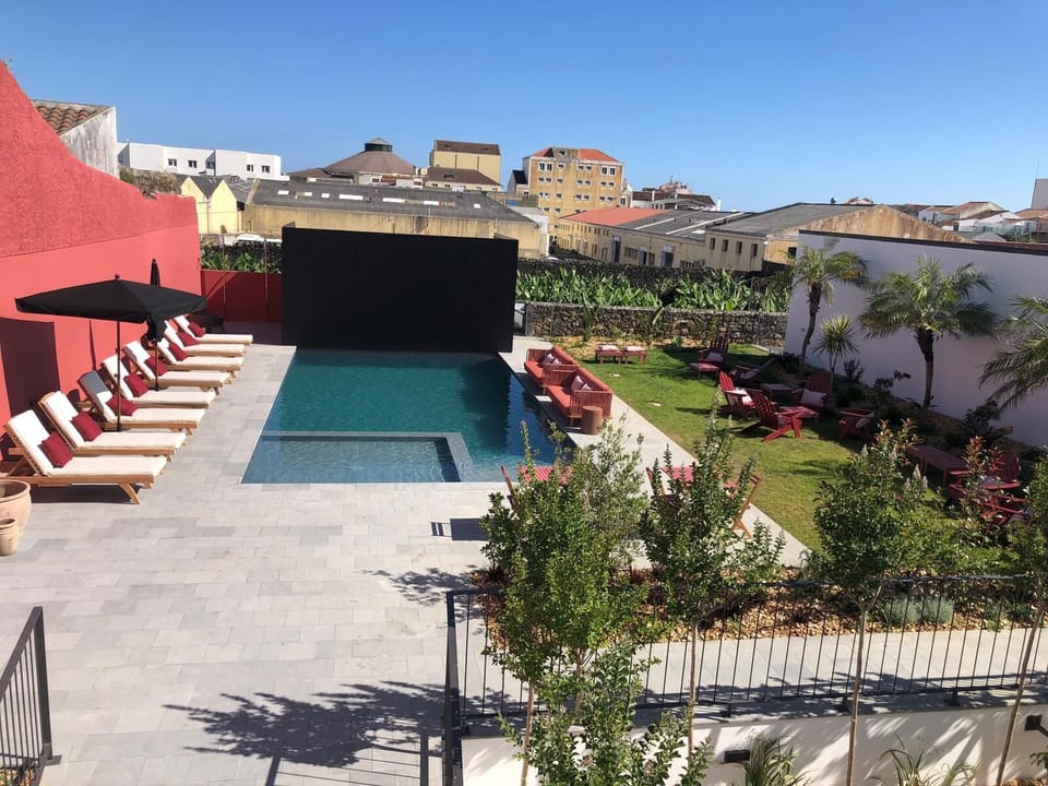 Outdoor pool, pool umbrellas, sun loungers
