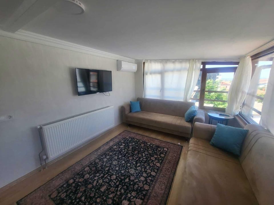 Deluxe Suite, Garden View | Living area