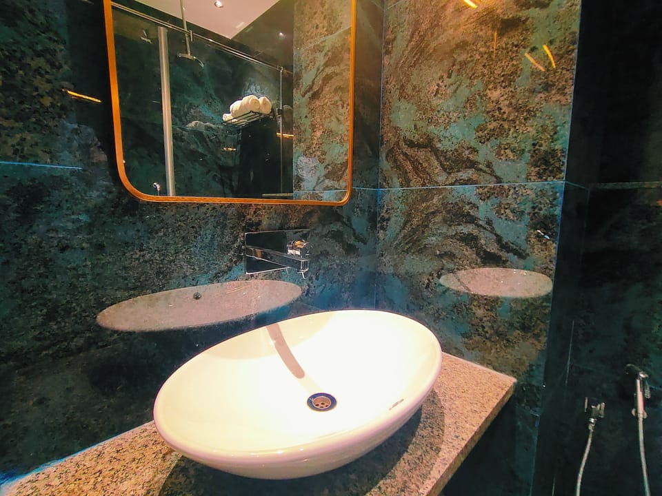 Deluxe Room | Bathroom | Towels, soap, shampoo, toilet paper