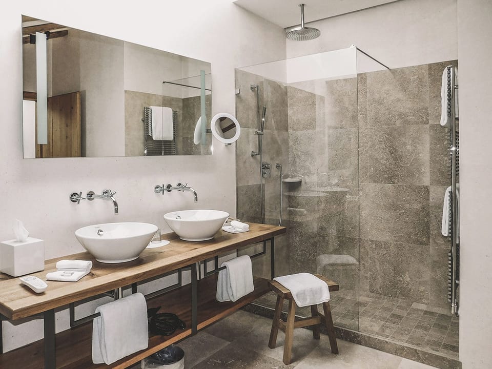 Suite (Achental) | Bathroom | Free toiletries, hair dryer, bathrobes, slippers