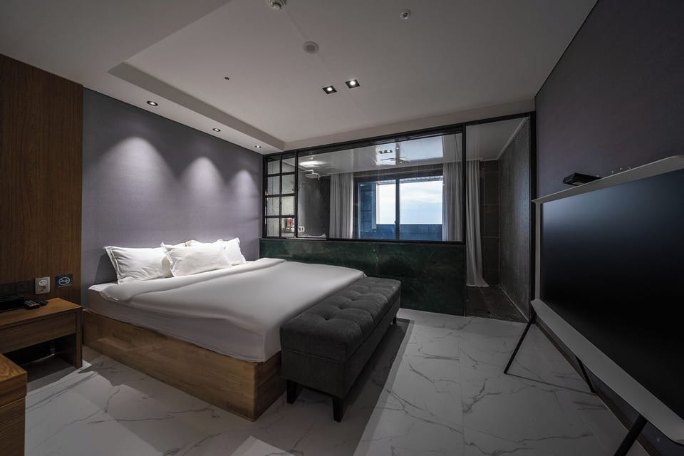 Deluxe Double Room, 1 Queen Bed, Private Bathroom, Ocean View | Desk, free WiFi