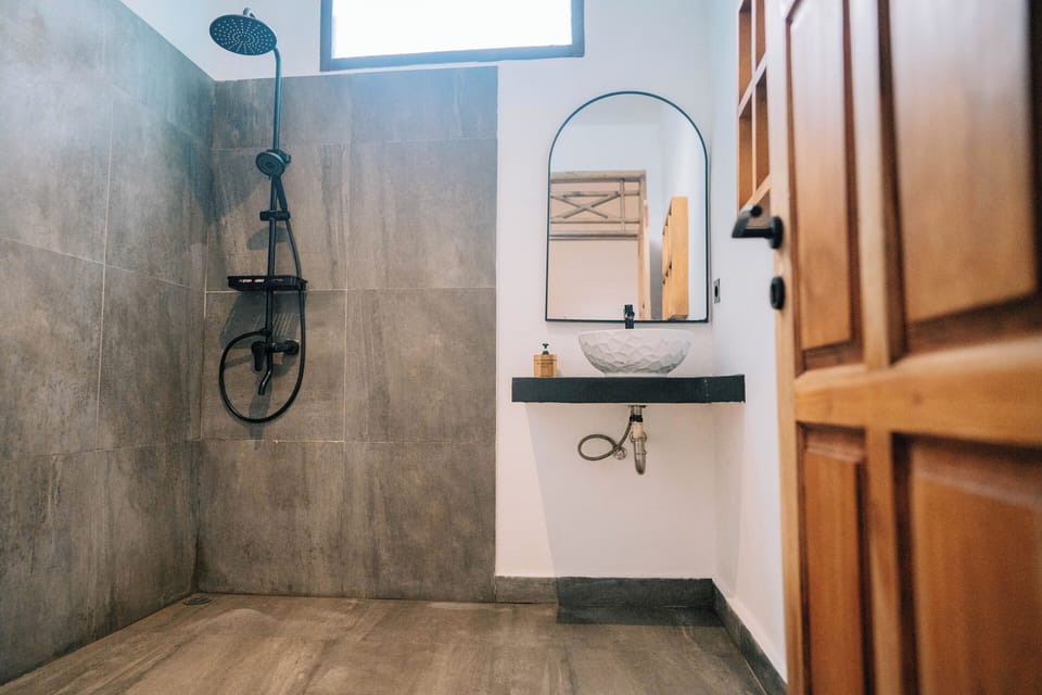Deluxe Room | Bathroom | Shower, rainfall showerhead, free toiletries, slippers