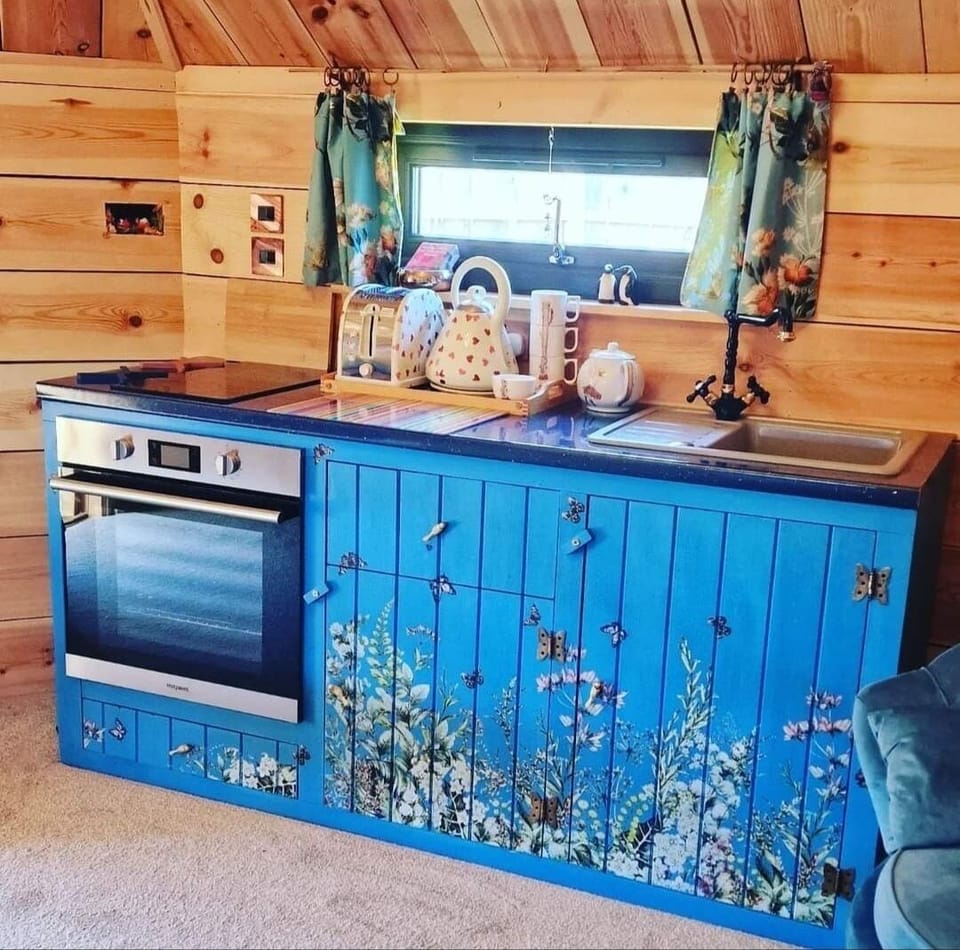 Luxury Cabin, 1 Bedroom (The Wee Love Nest (no pets)) | Private kitchenette | Electric kettle