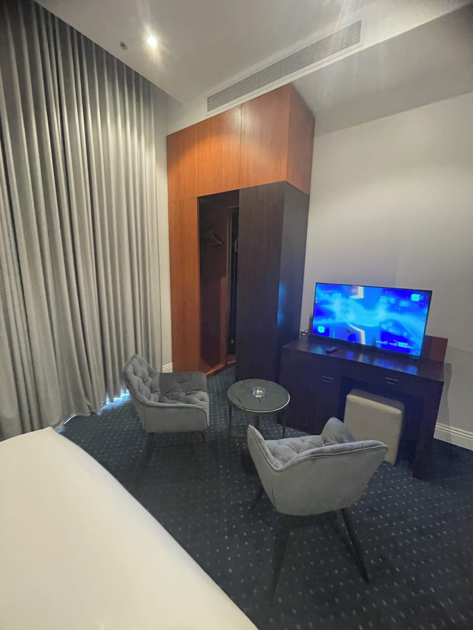 Deluxe Room, City View | Egyptian cotton sheets, premium bedding, in-room safe, laptop workspace