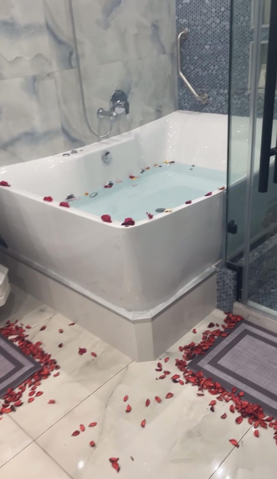Executive Suite, City View | Bathroom | Free toiletries, hair dryer, slippers, bidet