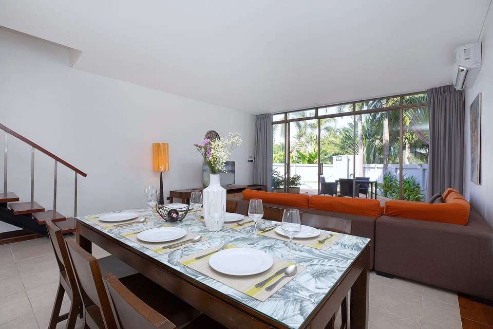 Design Villa, 3 Bedrooms, Garden View | In-room dining