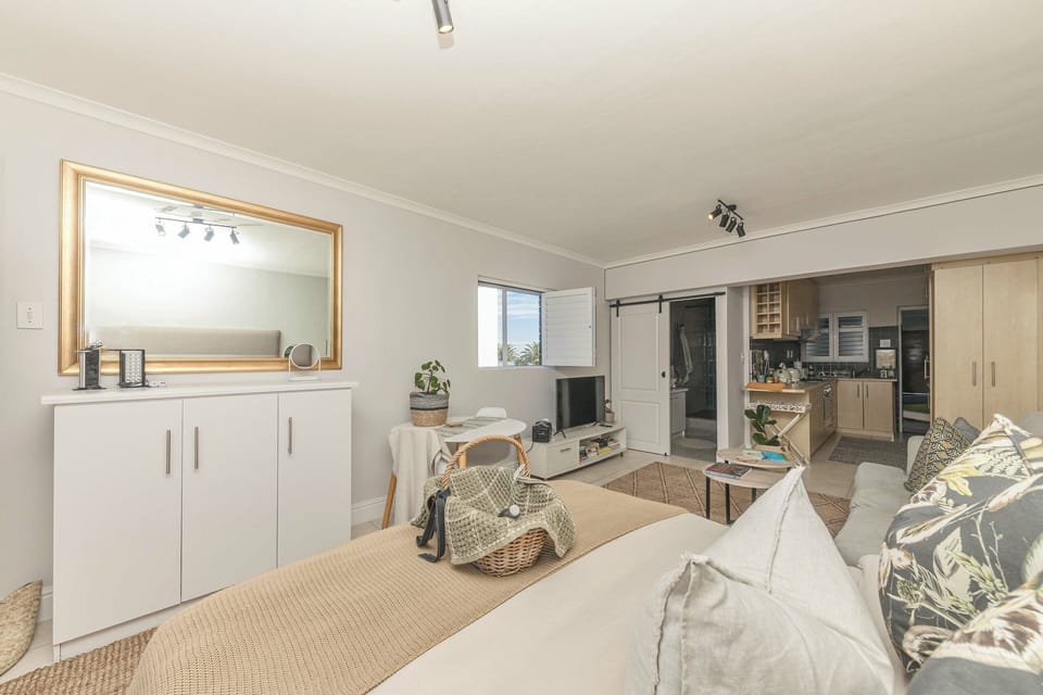 Studio, 1 Bedroom, Mountain View | Living area