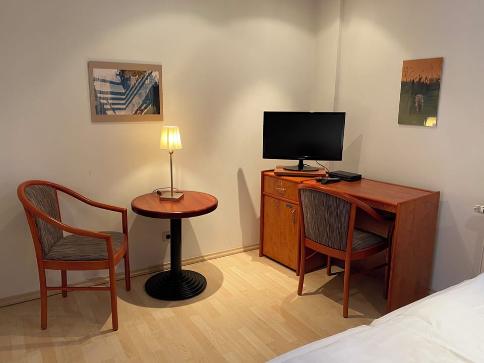 1 bedroom, hypo-allergenic bedding, minibar, desk