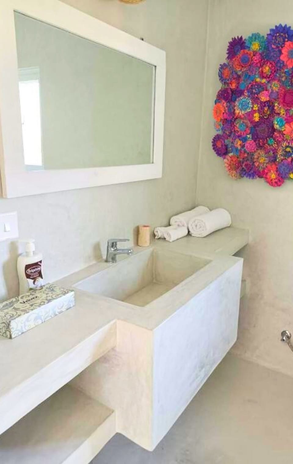 Shower, free toiletries, hair dryer, bidet