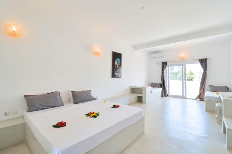 Family Room | Premium bedding, minibar, in-room safe, desk