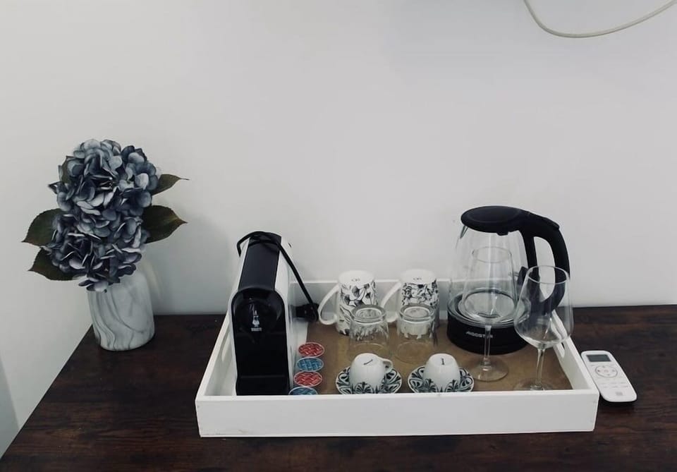 Desk, WiFi (free)