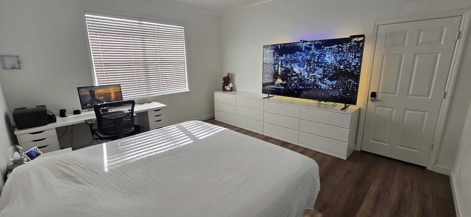 Presidential Double Room, 1 King Bed, Private Bathroom | Desk, laptop workspace, WiFi (free), bed sheets