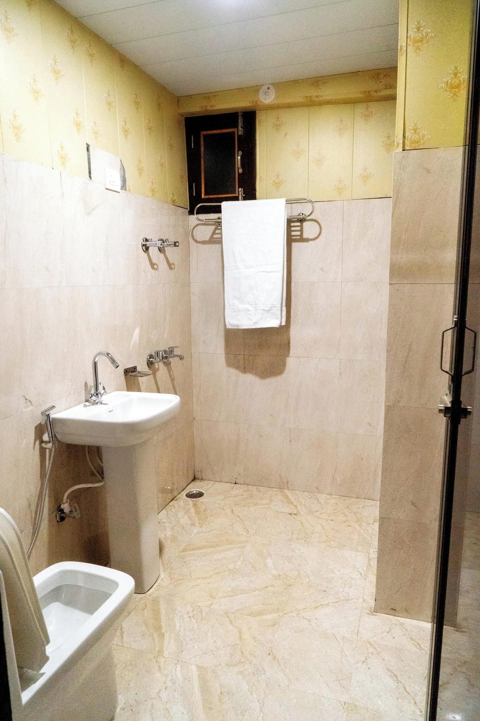 Deluxe Room | Bathroom | Shower, free toiletries, towels, soap