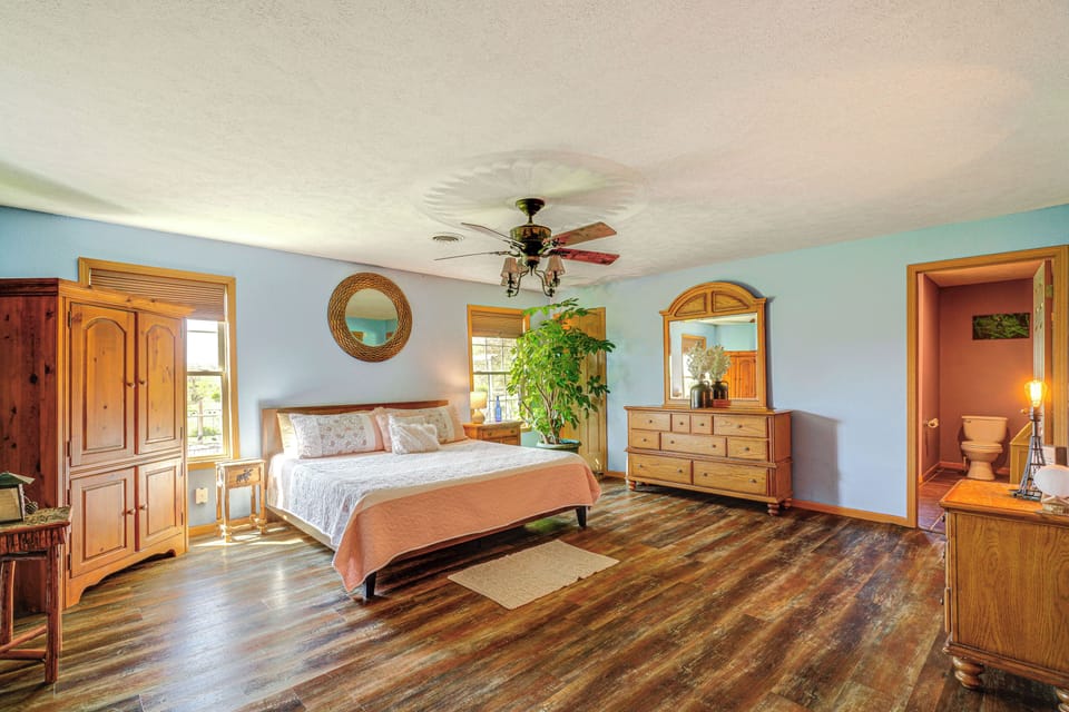 Spacious Ozarks Family Home - Private Pool & Grill Cottage in Missouri
