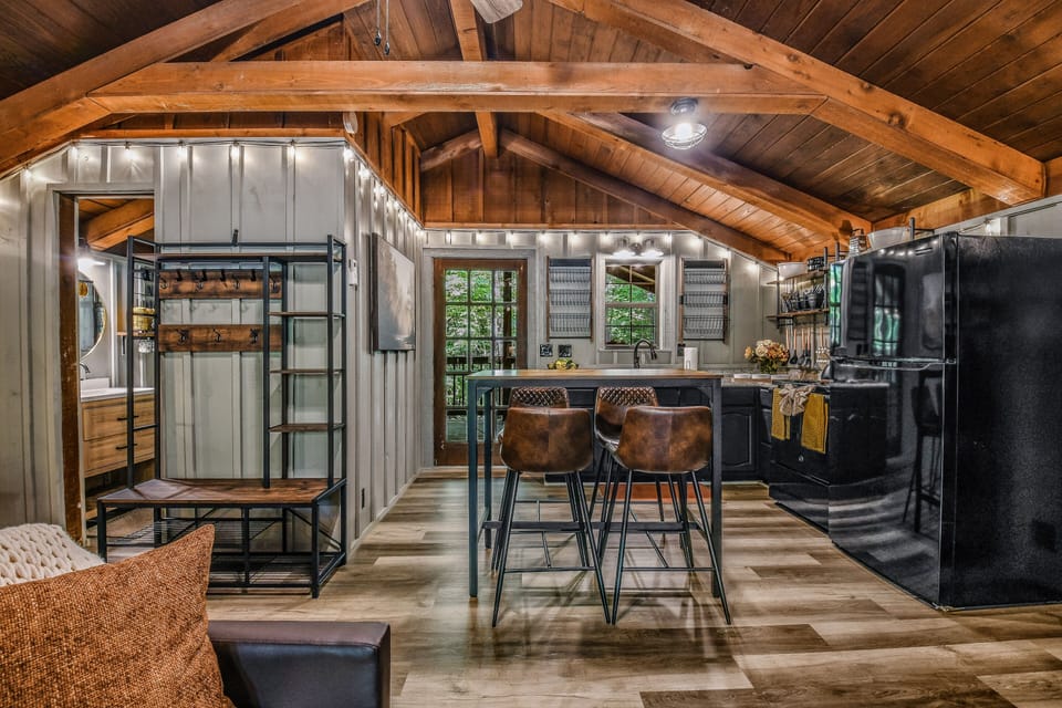 Cabin, 1 Bedroom | Dining