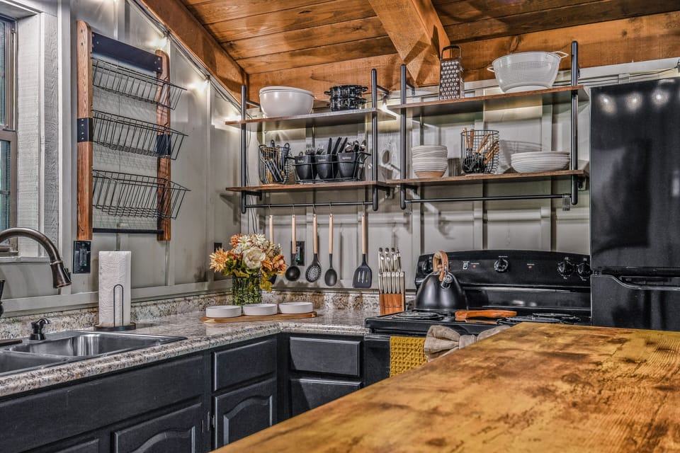 Cabin, 1 Bedroom | Private kitchen | Fridge, oven, coffee/tea maker, toaster