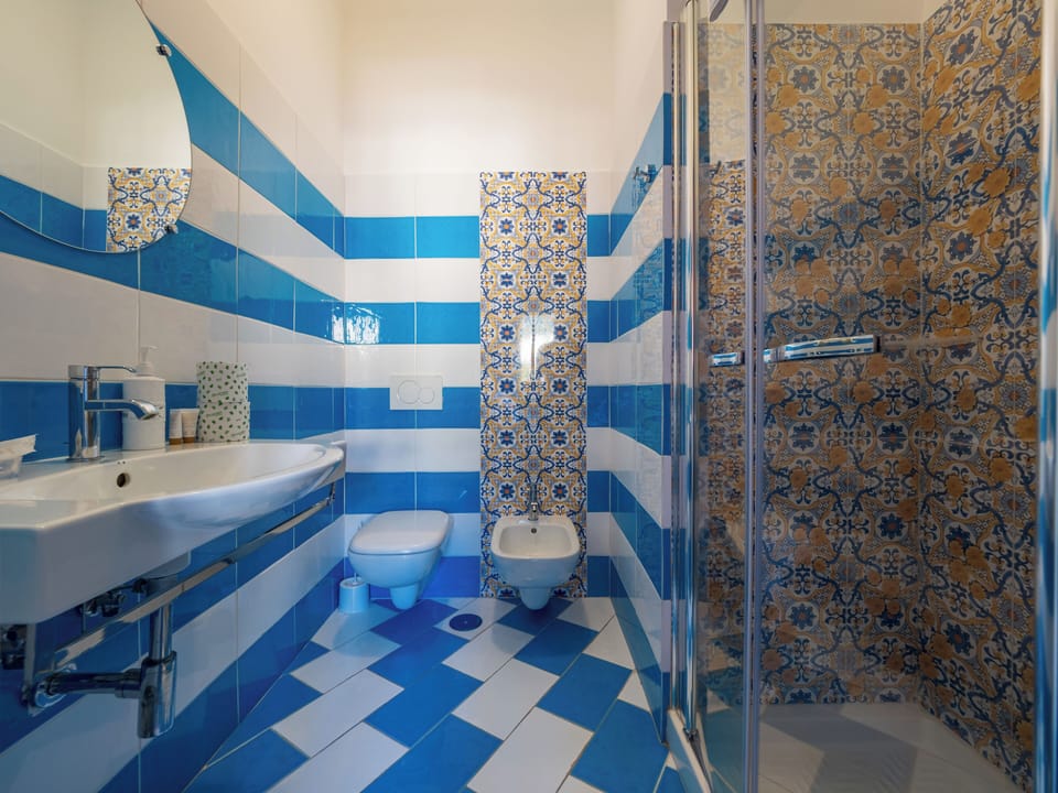 Junior Room | Bathroom | Shower, rainfall showerhead, free toiletries, hair dryer