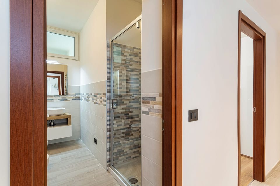 Apartment | Bathroom | Shower, free toiletries, hair dryer, bidet