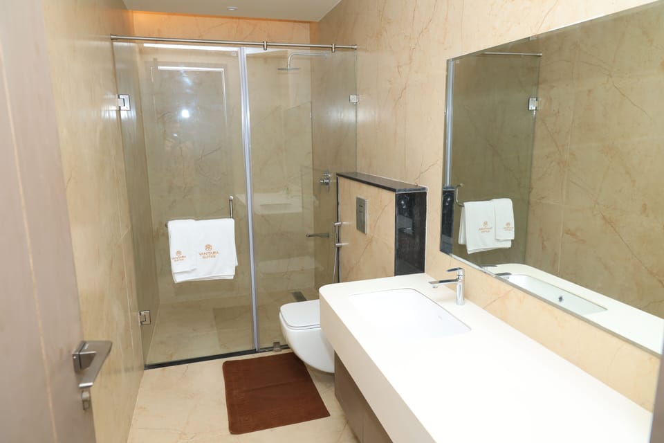 Shower, rainfall showerhead, free toiletries, hair dryer